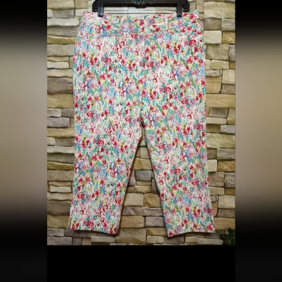 2.  🌺Pretty SZ 14 Colorful Watercolor Capris Cassmode NY - Picture 1 of 7